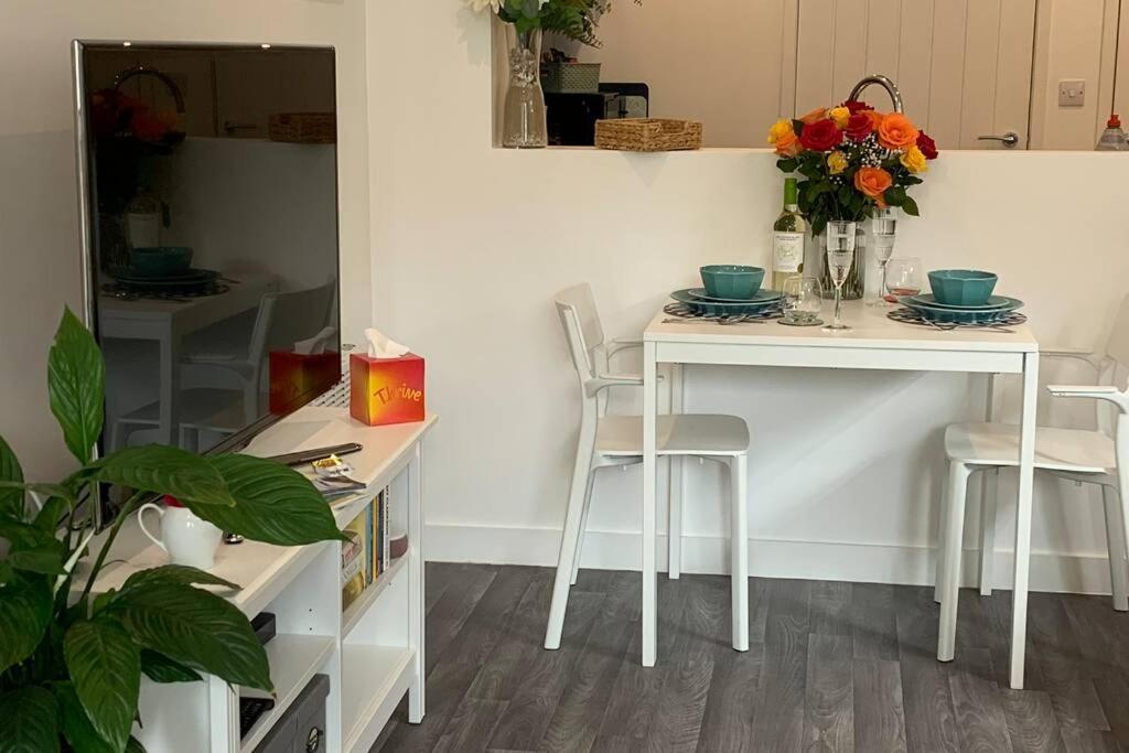 Bournemouth Nr Town Beach Train Coach Shops Lovely Entire Apartment Allows Quiet Good Dogs Екстериор снимка
